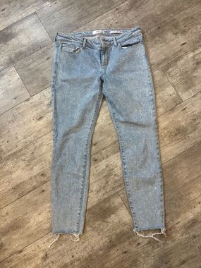 GUESS Women's light wash acid wash low rise skinny jeans.